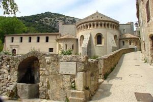 Une ruelle pittoresque de Saint-Guilhem-le-Désert.