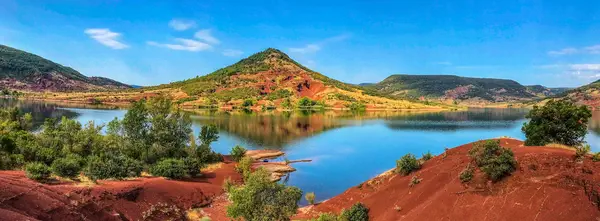 Paysage du Lac du Salagou avec ses terres rouges, près de Saint-Privat.